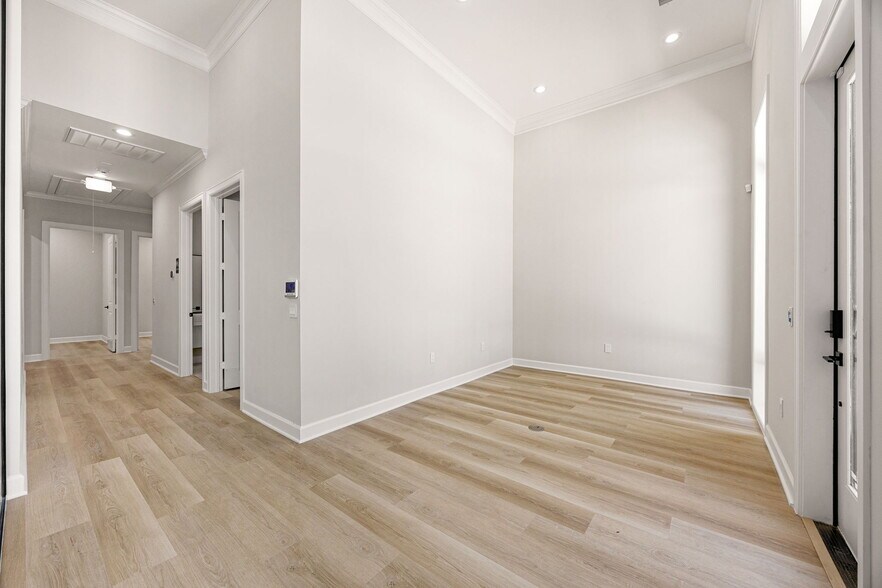 More Photos Of 1325 Main Street, Katy Medical For Sale