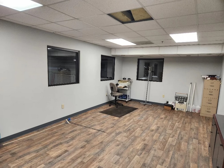 More Photos Of 10901 Carpet St, Charlotte Warehouse For Sale