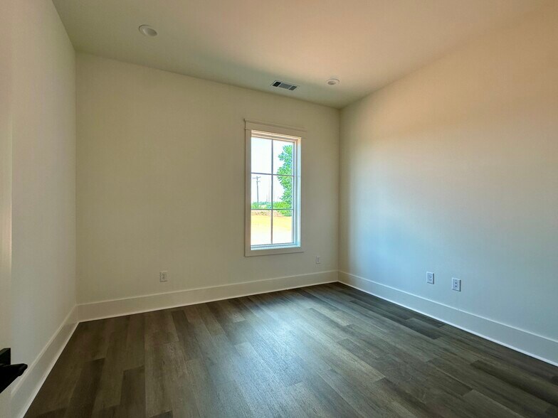 More Photos Of 1024 Twelve Oaks Dr, Watkinsville Office For Lease