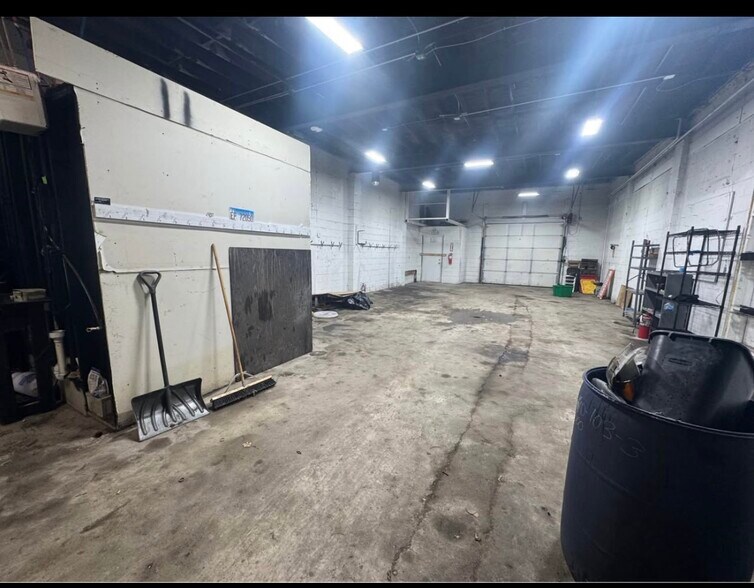 More Photos Of 21950-21956 Schoenherr Rd, Warren Warehouse For Lease