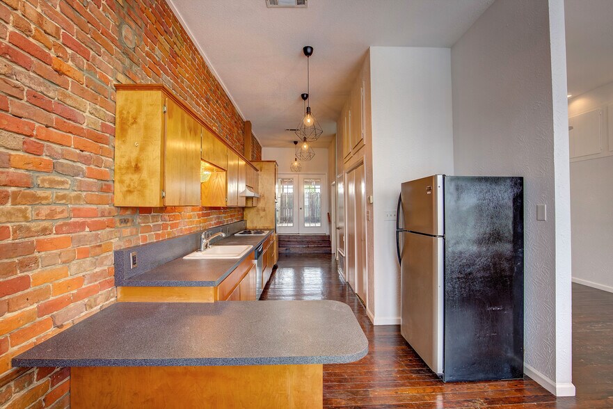 More Photos Of 1213 Washington St, Commerce Storefront Retail Office For Sale