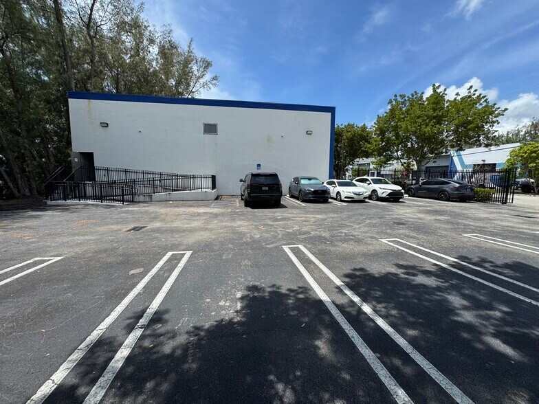 More Photos Of 2001 NW 93rd Ave, Miami Warehouse For Sale