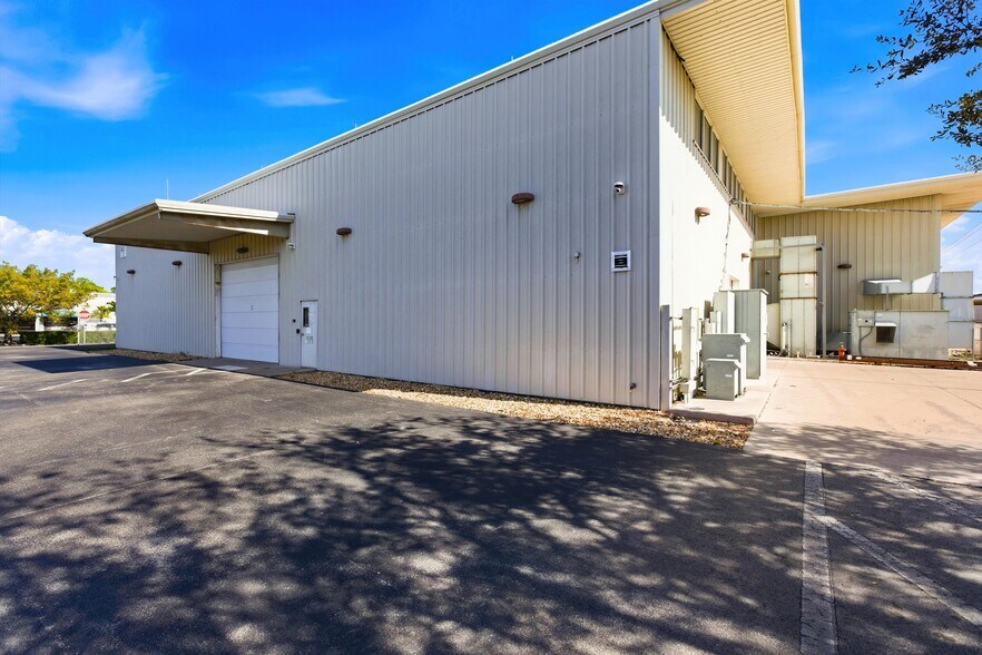 More Photos Of 3660 Arnold Ave, Naples Distribution For Lease