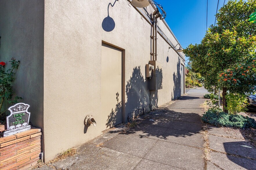 More Photos Of 7001-7013 N Albina Ave, Portland Freestanding For Lease