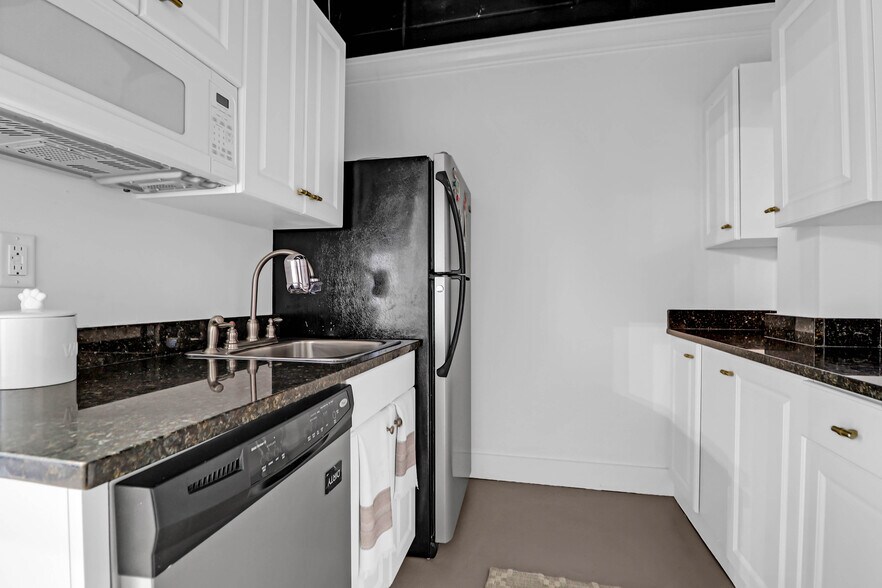 More Photos Of 182-184 E Bay St, Charleston Storefront Retail Office For Sale