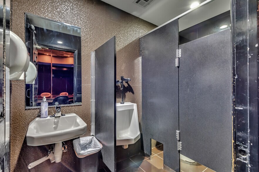 More Photos Of 1137 Bordentown Rd, Burlington Bar For Sale