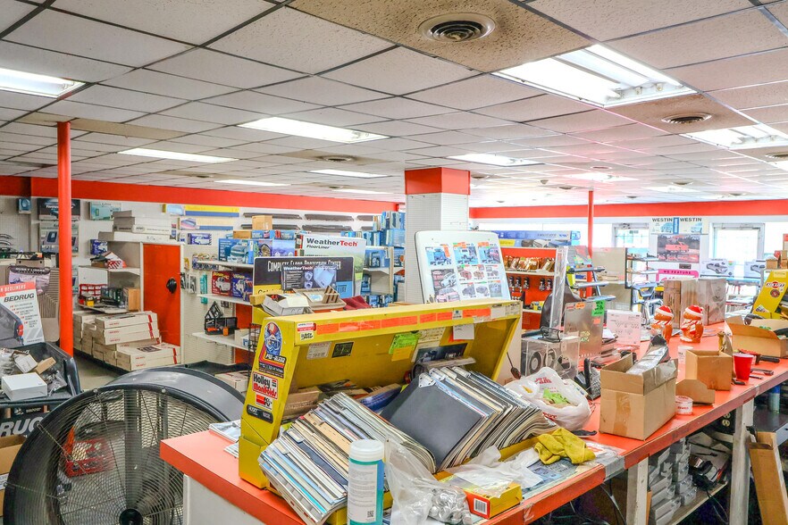 More Photos Of 2712 Owen Dr, Fayetteville Flex For Lease