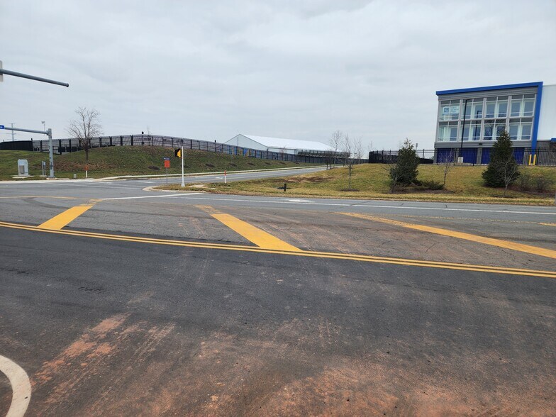 More Photos Of 25119-25137 Arcola Mills Dr, Sterling Land For Lease