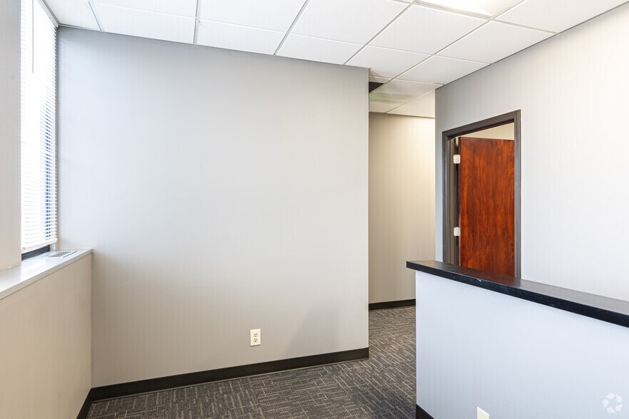More Photos Of 4240 Blue Ridge Blvd, Kansas City Office For Sale