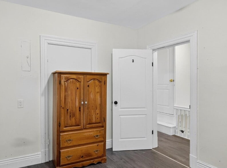 More Photos Of 271 Thomas St, Peterborough Apartments For Sale