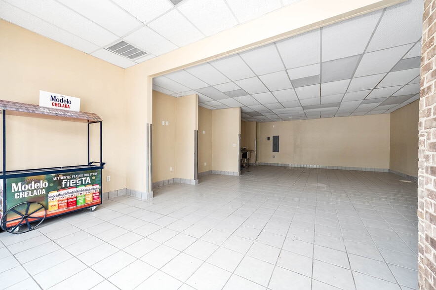 More Photos Of 1417 7th St, Bay City Storefront For Lease