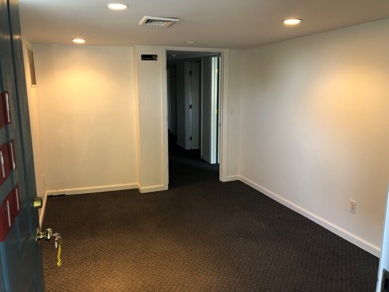 More Photos Of 23 Benedict Pl, Greenwich General Retail For Lease