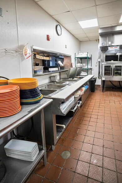 More Photos Of 762 Veterans Pky, Hinesville Restaurant For Sale
