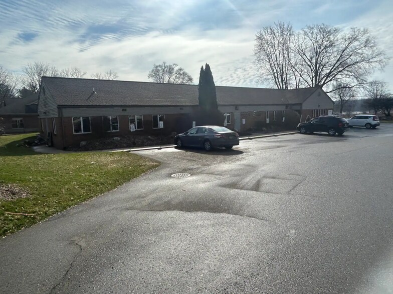 More Photos Of 6273 W River Rd NE, Belmont Veterinarian Kennel For Sale