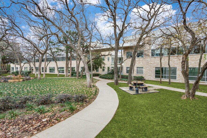 More Photos Of 2201 E Lamar Blvd, Arlington Office For Lease