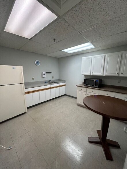 More Photos Of 7 Perimeter Rd, Manchester Light Manufacturing For Lease