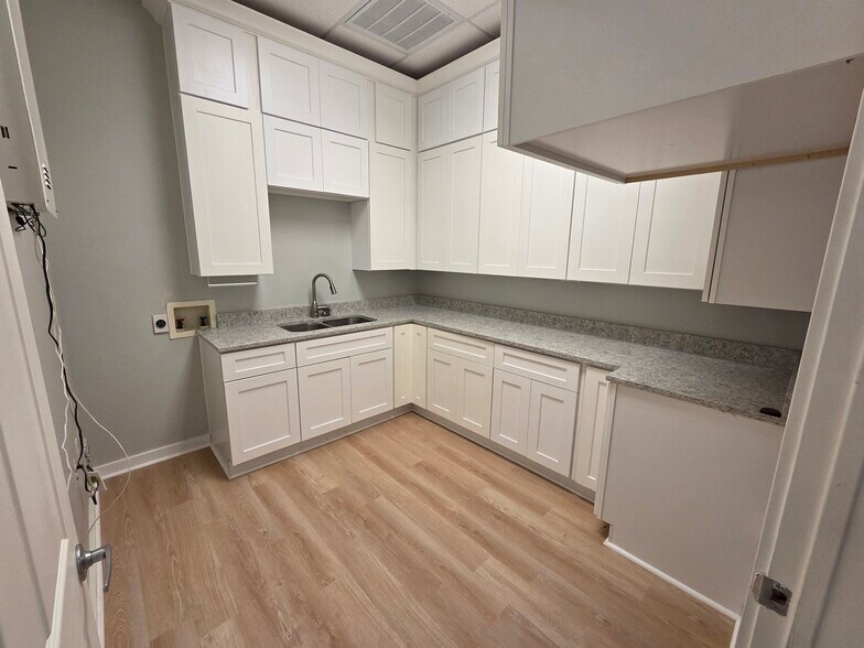 More Photos Of 1906 S Bagdad Rd, Leander Unknown For Lease