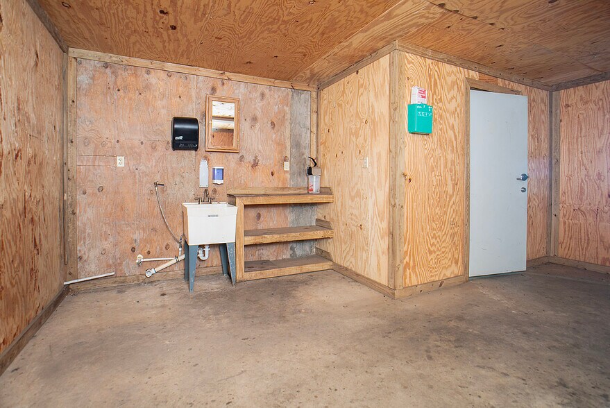 More Photos Of 15503 TX-110, Whitehouse Warehouse For Lease