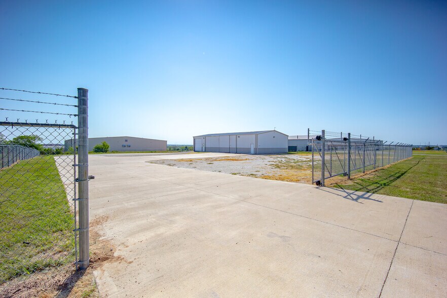 More Photos Of 7811 Kickapoo Ave, Shawnee Warehouse For Lease