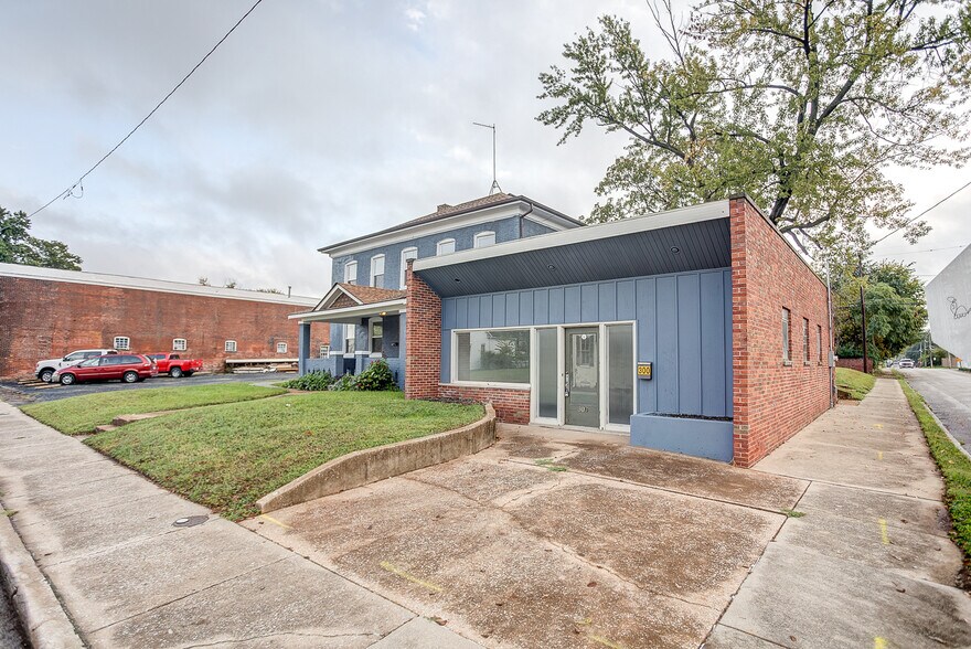 More Photos Of 302 N High St, Belleville Freestanding For Sale