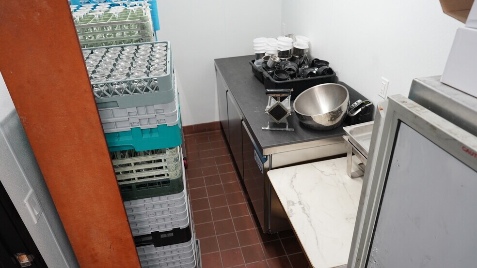 More Photos Of 16616 Ventura Blvd, Encino Restaurant For Lease