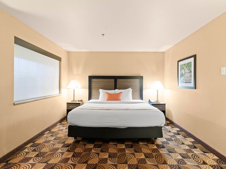 More Photos Of 1001 W College, Oak Creek Hotel For Sale