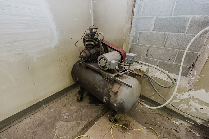 More Photos Of 830 N Kansas Ave, Topeka Bar For Sale