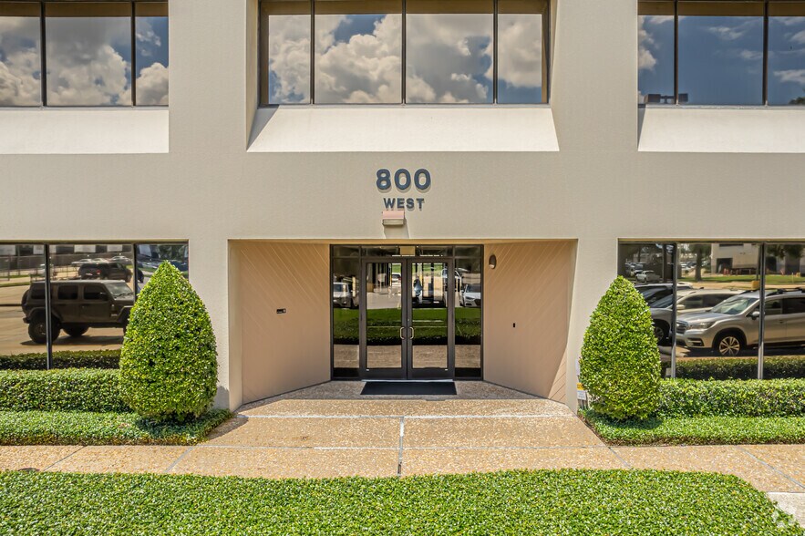 More Photos Of 800 W Commerce Rd, New Orleans Office For Lease