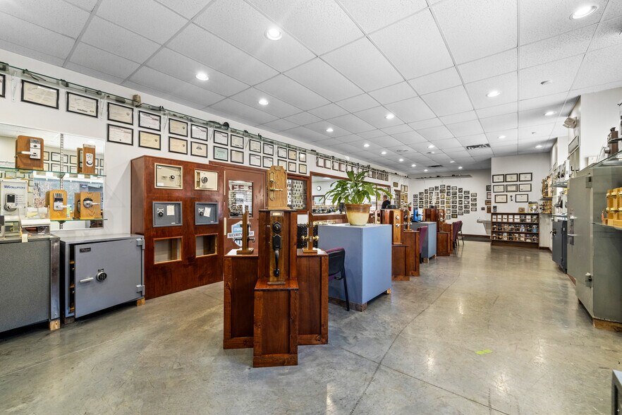 More Photos Of 622 N Central St, Knoxville General Retail For Sale