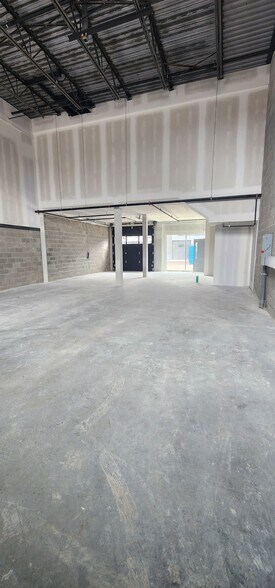 More Photos Of 595 Hanlon Creek Blvd, Guelph Warehouse For Lease