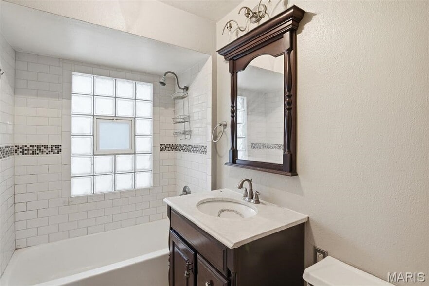 More Photos Of 5912 N Belt W, Belleville Flex For Sale