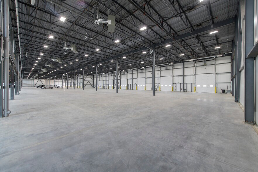 More Photos Of 8489 40 St SE, Calgary Flex For Lease