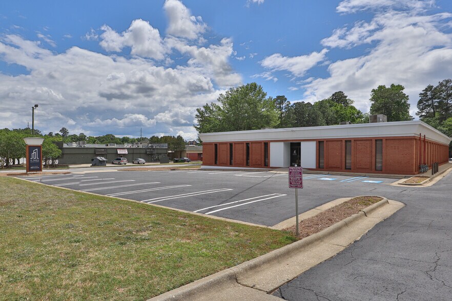 More Photos Of 2013 Devonshire Dr, Columbus Office For Lease