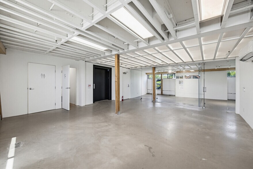 More Photos Of 2434 Lincoln Blvd, Venice Loft Creative Space For Lease
