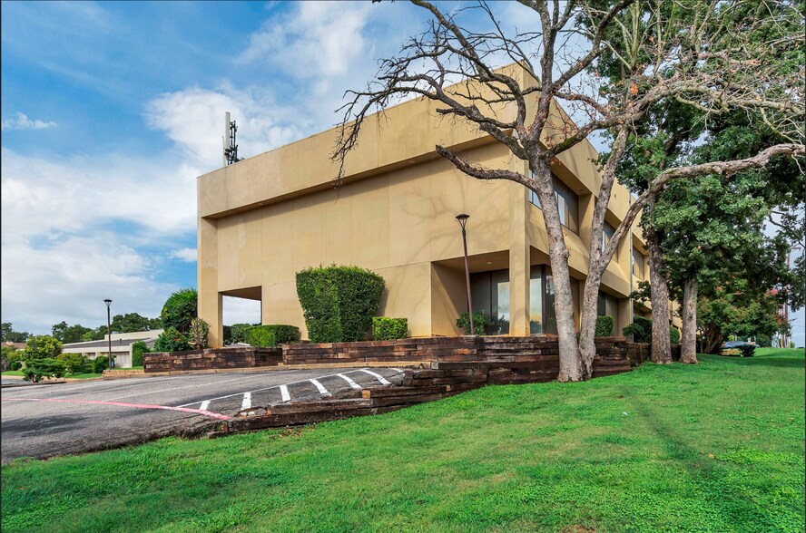 More Photos Of 803 Forest Ridge Dr, Bedford Unknown For Lease