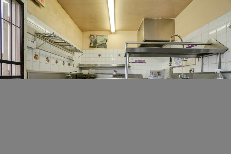 More Photos Of 1825 E Vista Way, Vista Restaurant For Sale
