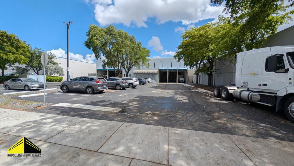 More Photos Of 2741 W 76th St, Hialeah Warehouse For Lease