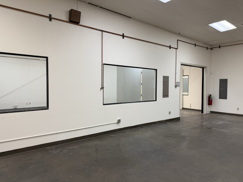 More Photos Of 536 Hi Tech Pky, Oakdale Warehouse For Lease