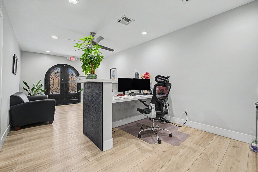 More Photos Of 6470 W Desert Inn Rd, Las Vegas Coworking Space