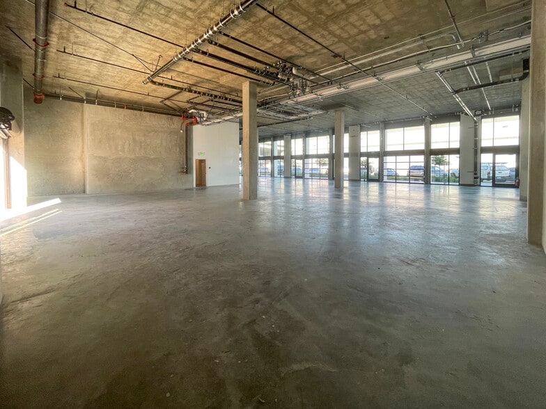 More Photos Of 2121 Wood St, Oakland Flex For Lease
