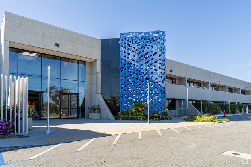 More Photos Of 2051 Palomar Airport Rd, Carlsbad Research And Development For Lease