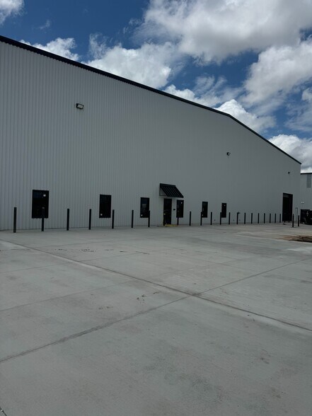 More Photos Of 2341 S Council Rd, Oklahoma City Warehouse For Lease