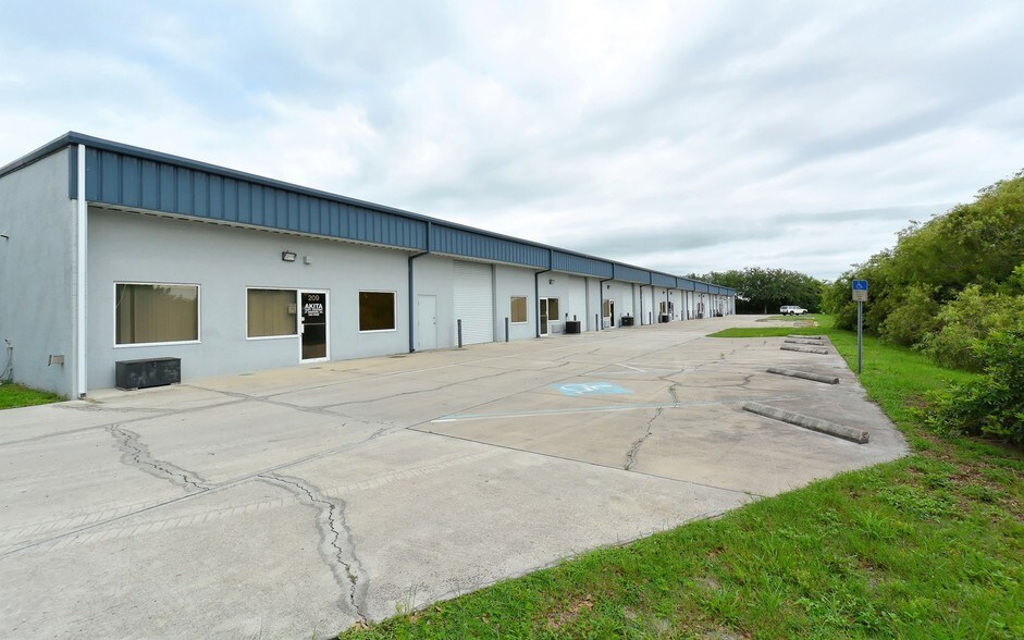 More Photos Of 2341 Porter Lake Dr, Sarasota Warehouse For Lease