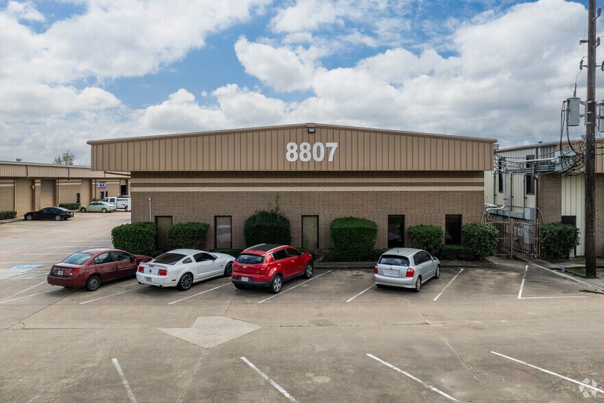 More Photos Of 8807-8815 Emmott Rd, Houston Unknown For Lease