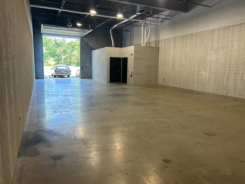 More Photos Of 6548 Ward Ave, Charleston Light Distribution For Lease