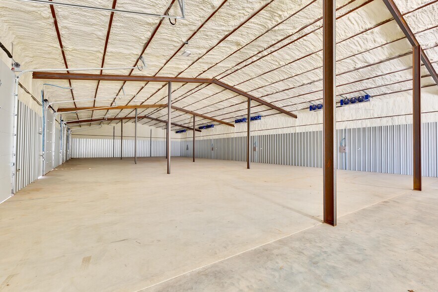 More Photos Of 343 Miracle Mile, Stonewall Warehouse For Lease