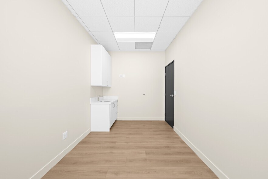More Photos Of 24011 Ventura Blvd, Calabasas Medical For Lease