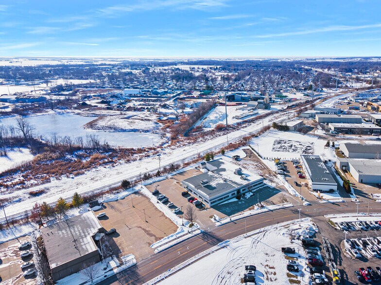 More Photos Of 1615 Commerce Pky, Bloomington Office For Lease