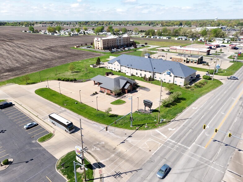 More Photos Of 1661 E Jackson St, Macomb General Retail For Lease