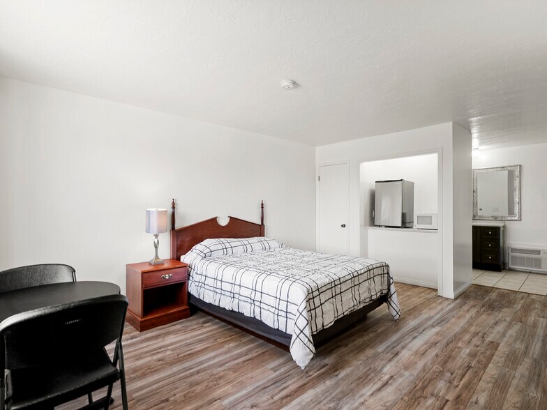 More Photos Of 307 S Main St, Huntington Hotel For Sale
